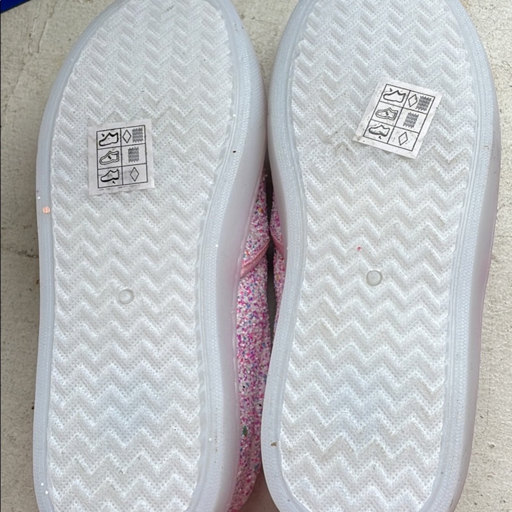 Just purchased these, they are brand new. Never been wore